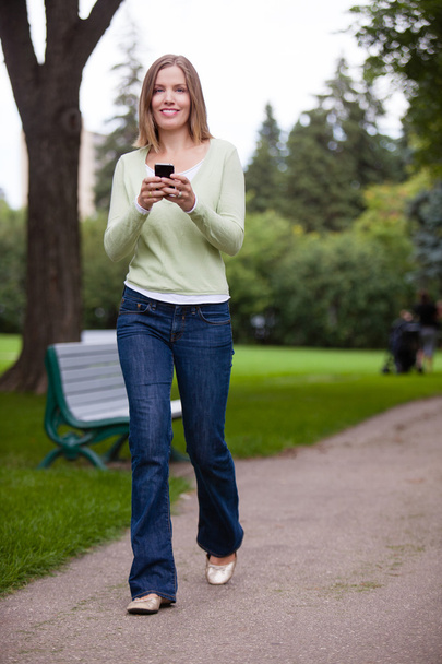 Woman Using Cell Phone - Zdjęcie, obraz