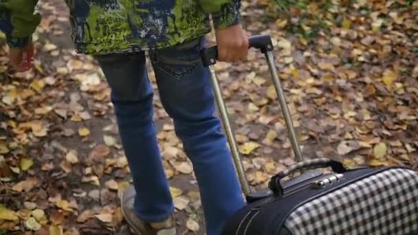 adolescente com mala andando no pavimento
 - Filmagem, Vídeo