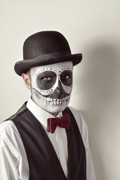 мужчина с мексиканским макияжем Калаверас
 - Фото, изображение