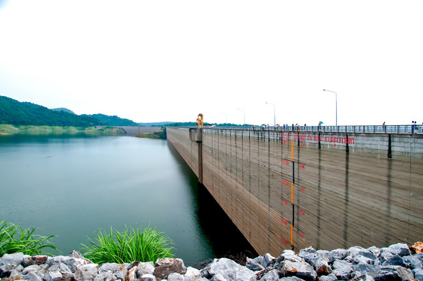 Il muro della diga con la strada in cima lungo il serbatoio
 - Foto, immagini