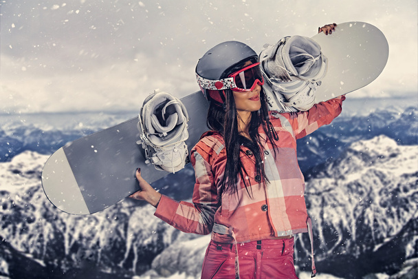 Attraente donna sportiva tiene snowboard
 - Foto, immagini