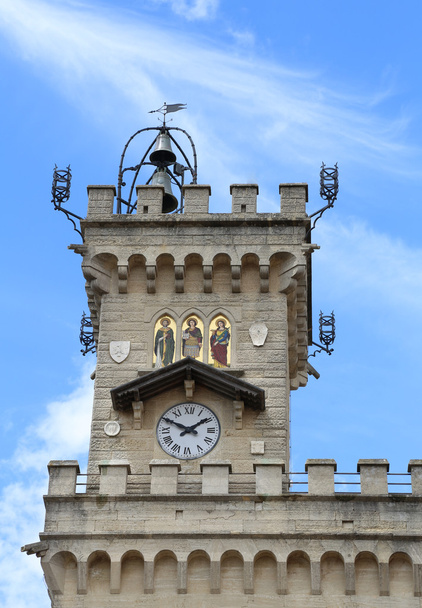 klokkentoren van het hoofdgebouw in centrale plein - Foto, afbeelding