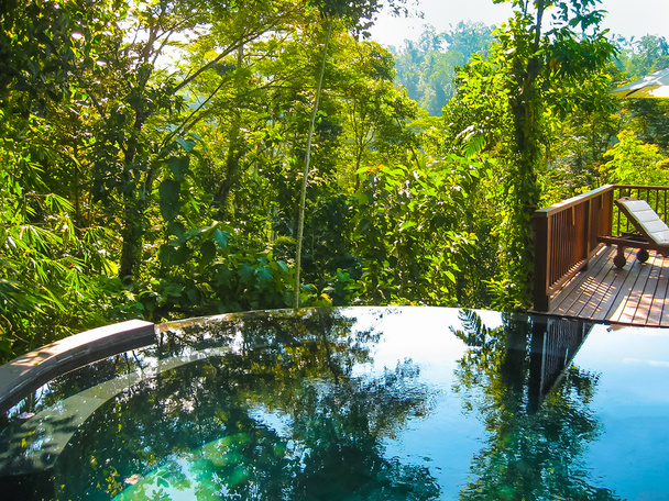 Бали, Индонезия - 14 апреля 2014 года: Вид на бассейн в Nandini Felle Resort and Spa
. - Фото, изображение