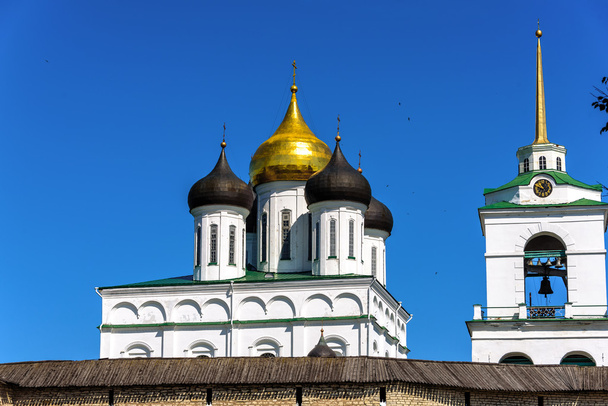 Walk on the Pskov Kremlin in sunny summer day - Zdjęcie, obraz
