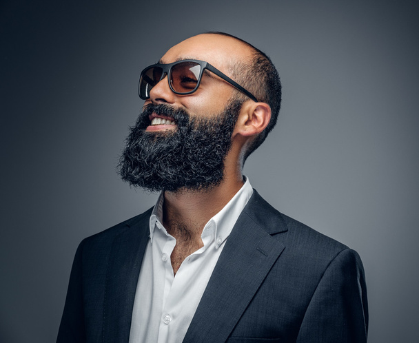 Бородатый мужчина в костюме и солнцезащитных очках
 - Фото, изображение