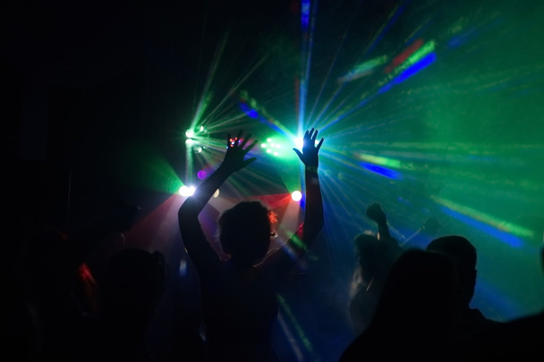 mensen met plezier in een disco. blur effect - Foto, afbeelding