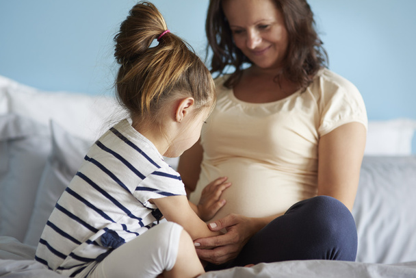 вагітна жінка і її маленька дочка
 - Фото, зображення