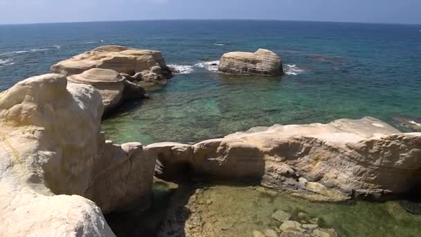 Wit strand. Middellandse Zee. Landschap van de zee van Cyprus met een rotsachtige kust. - Video