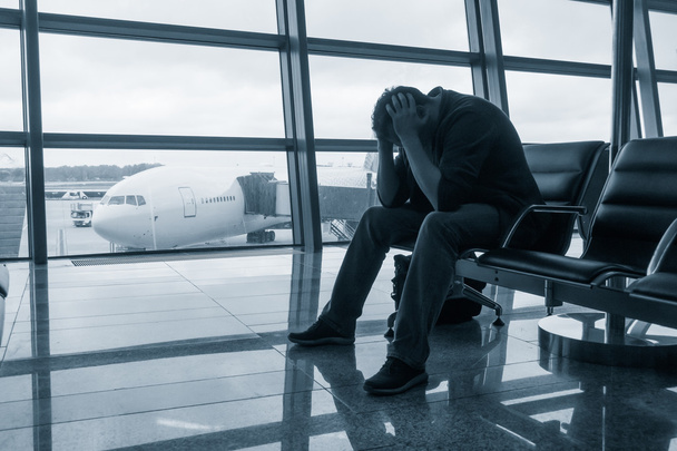 Triste homme attendant un vol retardé
 - Photo, image