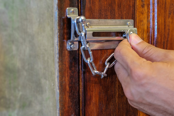 Biztonsági lánc-kézzel az ajtó biztonsági eszköz. - Fotó, kép