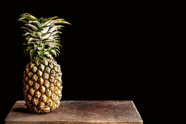 Ananas na staré dřevěné  - Fotografie, Obrázek