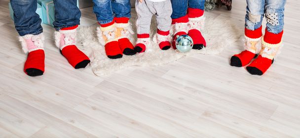 Grote familie van de vader, moeder, zus, broer en baby in kerst sokken - Foto, afbeelding