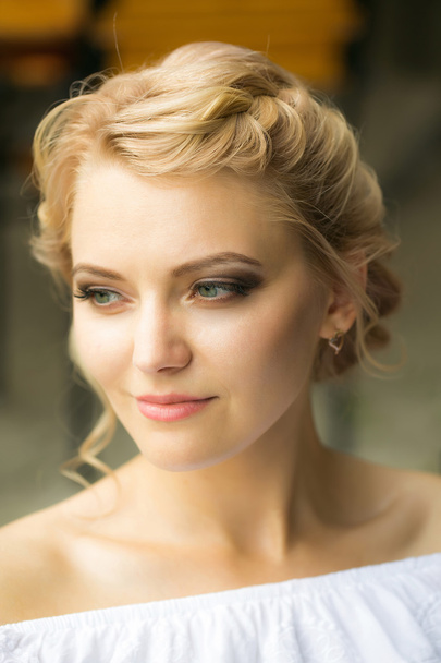 Pretty girl with elegant hairstyle - Foto, afbeelding