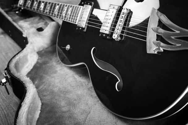 Ακουστική κιθάρα σε σκούρο φόντο - Φωτογραφία, εικόνα