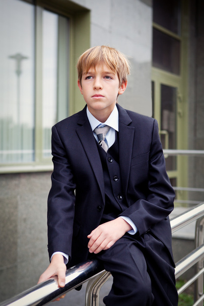 Business teenager looks forward - Valokuva, kuva