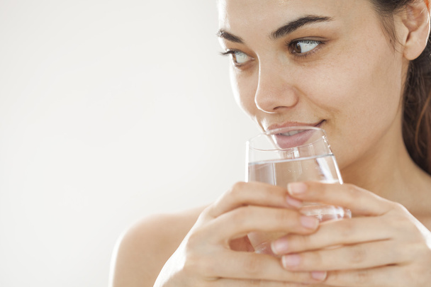 молода жінка п'є склянку води
 - Фото, зображення