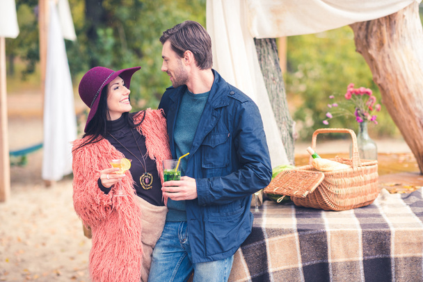 Nuori onnellinen pari Alfresco picnickillä
 - Valokuva, kuva