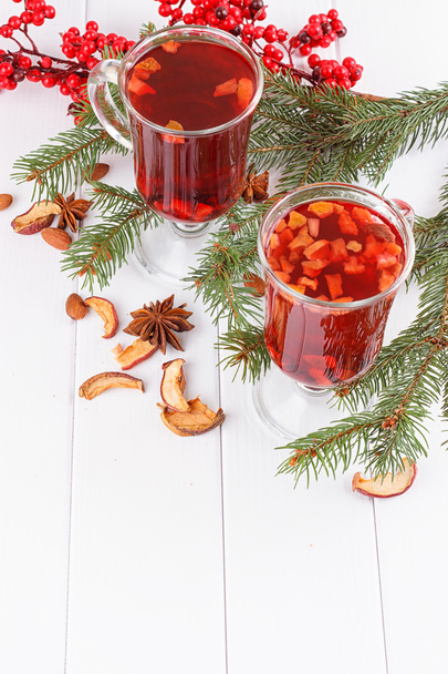 Sıcak kış içecekler. Kırmızı çay köknar iğneleri - Fotoğraf, Görsel