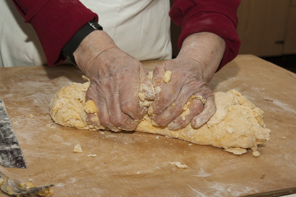 Preparazione di pasta fatta in casa
 - Foto, immagini