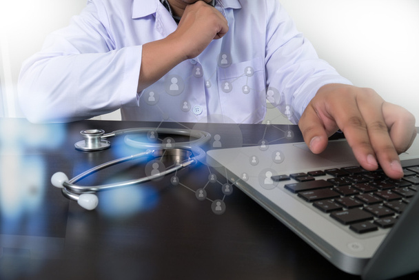 Medico che lavora con tablet digitale e computer portatile in medicina
 - Foto, immagini