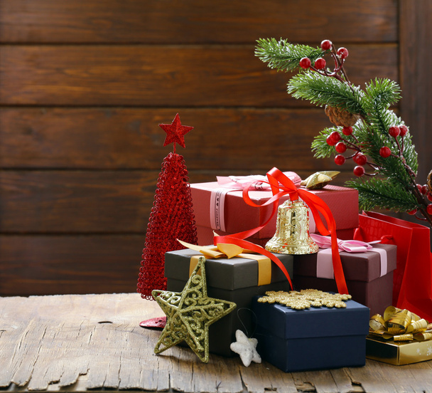 Χριστουγεννιάτικα δώρα και διακοσμήσεις σε φόντο ξύλινη, εορταστική ακόμα ζωή - Φωτογραφία, εικόνα