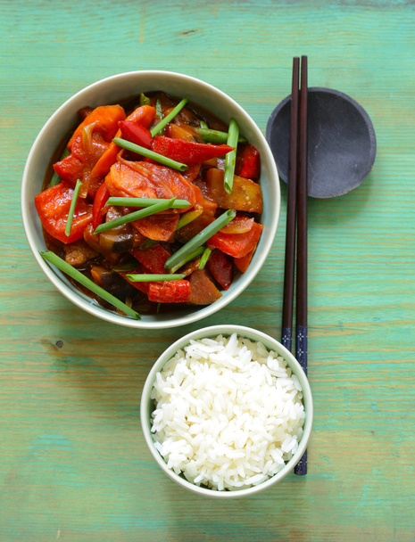 Perinteinen aasialainen ruoka - paistetut vihannekset ja riisi
 - Valokuva, kuva