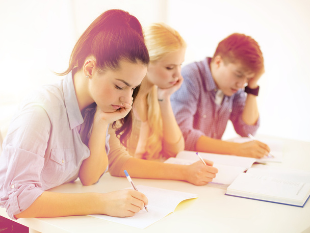 Κουρασμένοι οι μαθητές με τα σημειωματάρια στο σχολείο - Φωτογραφία, εικόνα