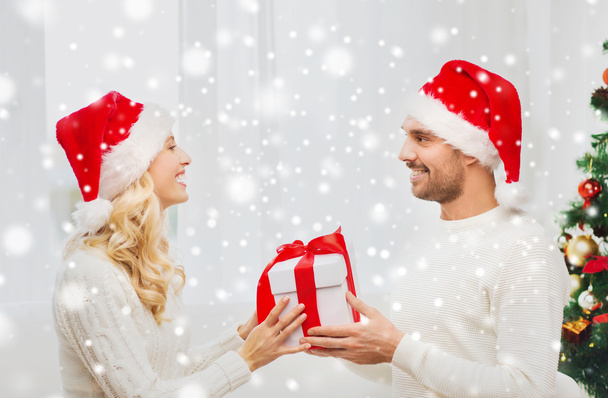 happy couple at home with christmas gift box - Foto, Imagen