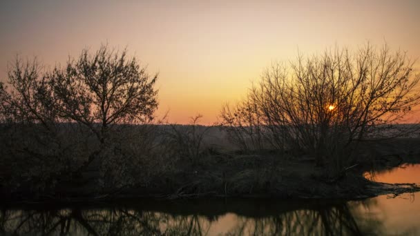 Oranssi auringonnousu lähellä jokimaisemaa. 4K (4096x2304) aikaero ilman lintuja, RAW-ulostulo
 - Materiaali, video