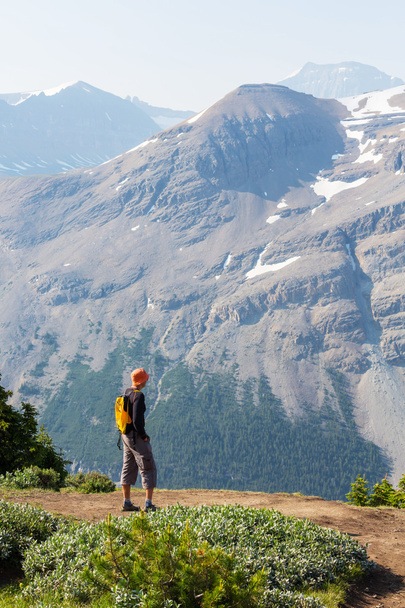 Піші прогулянки людина в канадських гори - Фото, зображення