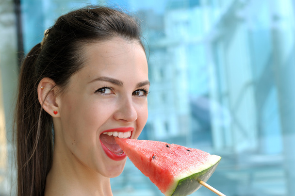 Krásná dívka si užívat života s meloun - Fotografie, Obrázek