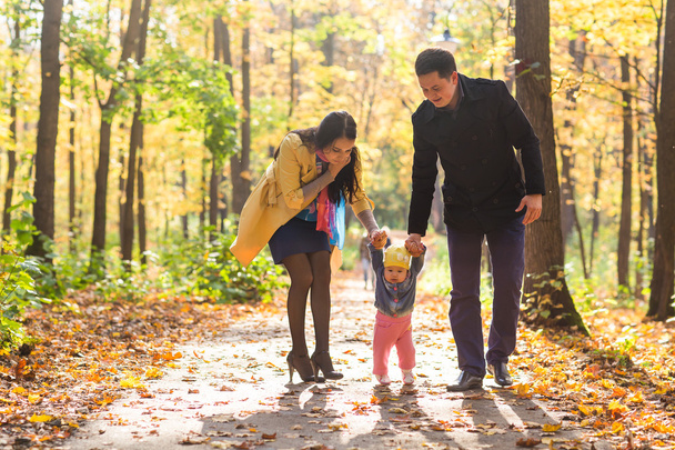 Lovely family walking in the autumn forest. Healthy lifestyle - Foto, Imagen