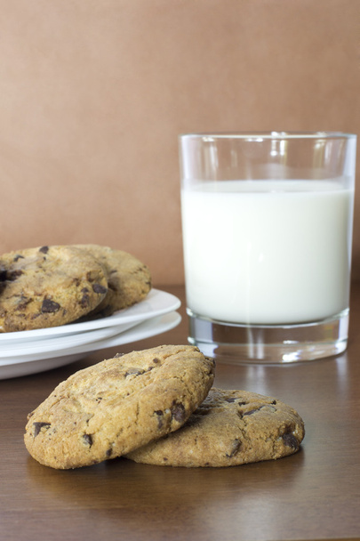 Овсяное печенье с шоколадом и стакан молока
 - Фото, изображение