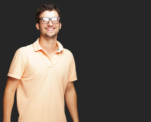 šťastný mladý muž nosí brýle - Fotografie, Obrázek