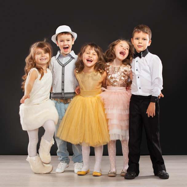 Ünnepi ruhák a divatos gyerekek csoportja - Fotó, kép