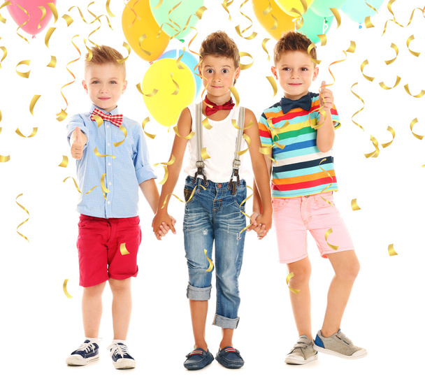 Concept anniversaire, Joyeux petits garçons avec des ballons colorés sur fond blanc
 - Photo, image