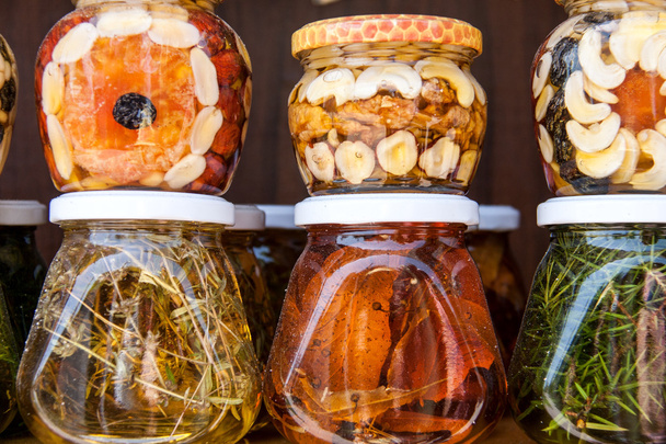 Σπιτικό μέλι με αποξηραμένα φρούτα και ξηρούς καρπούς στην αγορά - Φωτογραφία, εικόνα