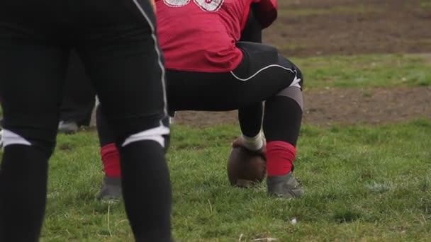 Rückansicht des Gridiron-Spielers, der Ball zum Mitspieler schnappt, Amateurfußballspiel - Filmmaterial, Video