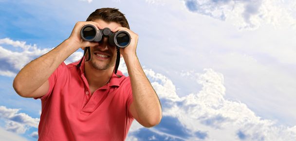 Homme regardant à travers binoculaire
 - Photo, image