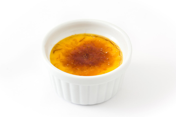Dessert traditionnel français à la crème brulée avec sucre caramélisé sur le dessus
  - Photo, image