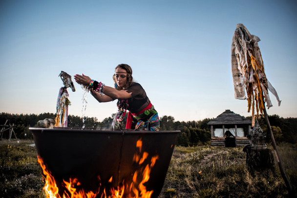 čarodějka uvařit lektvar v velký kotel - Fotografie, Obrázek