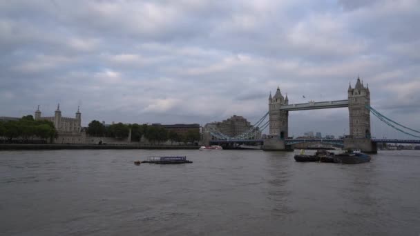 LONDON / ENGLAND - SYYSKUU 19, 2016: Tower Bridge Lontoossa, Yhdistyneessä kuningaskunnassa
 - Materiaali, video