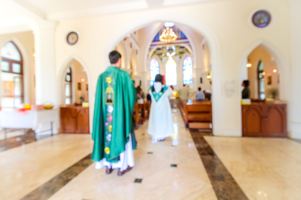 bulanık rahip ve Hıristiyan kitle kilisenin içinde dua  - Fotoğraf, Görsel