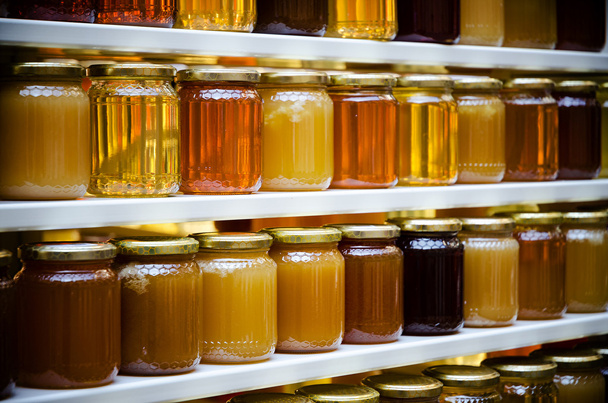 méz üvegek a polcon - Fotó, kép