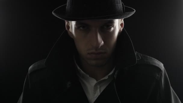 Portret van een gangster in een hoed en een zwarte mantel - Video