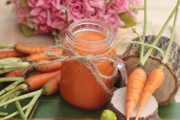 Sumo de cenoura e legumes de cenoura frescos orgânicos
. - Foto, Imagem
