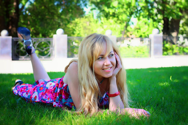 Beautiful young woman in the park - Foto, Bild
