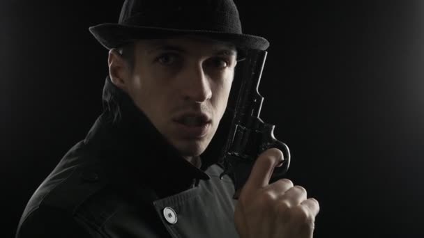 Portret Mafioso w czarny płaszcz i kapelusz - Materiał filmowy, wideo