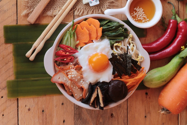 Bibimbap корейская еда является вкусным на деревянном фоне
 - Фото, изображение