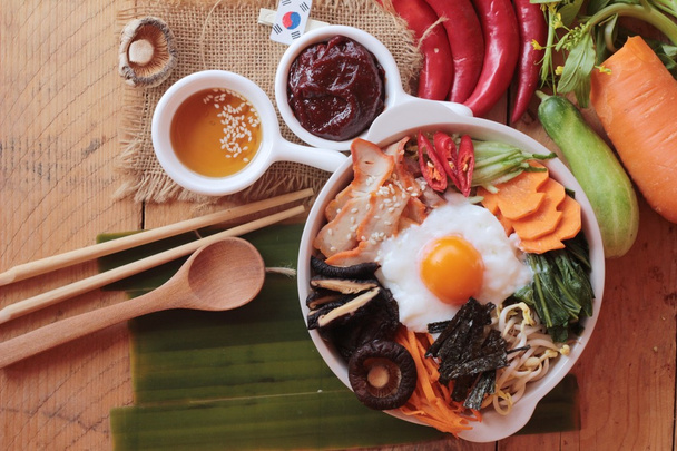Bibimbap comida coreana es delicioso sobre fondo de madera
 - Foto, imagen